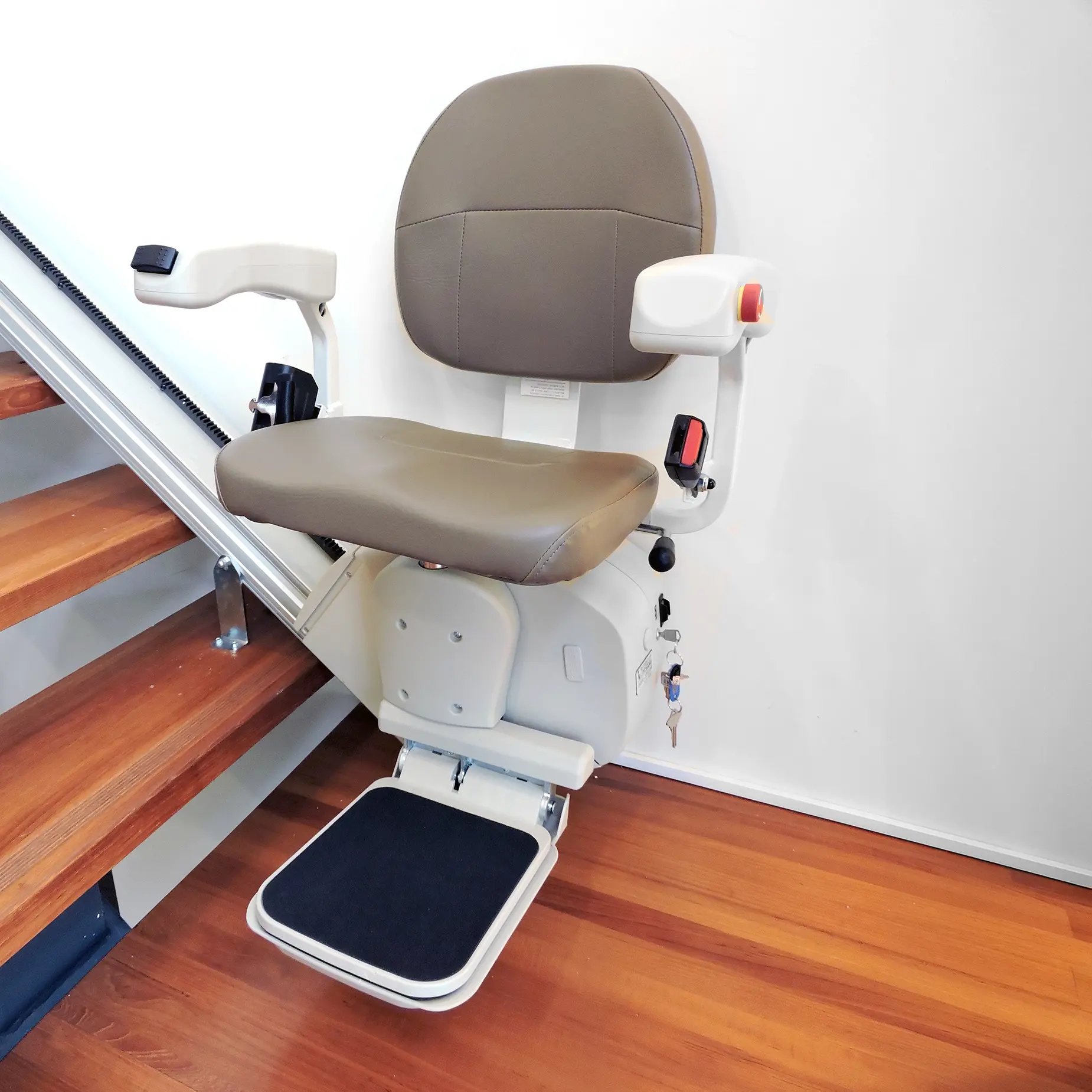 Pilot_Aviator_LightBrown_BottomStair